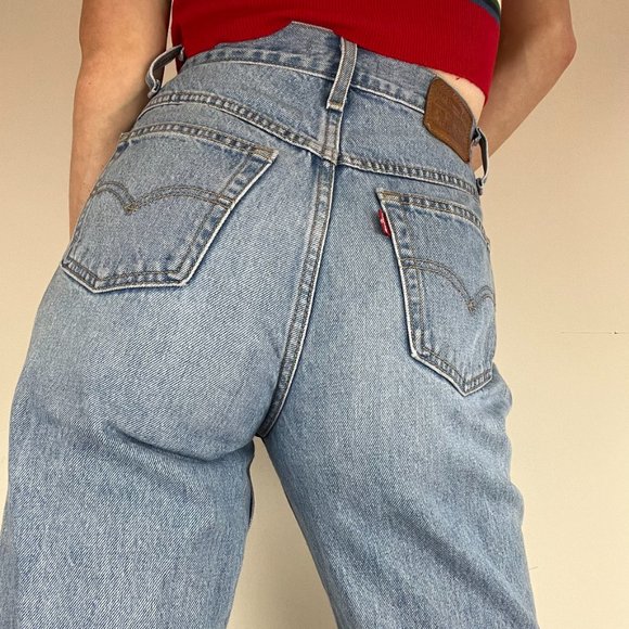 Levi’s High Rise / High Waisted Mom Jeans - Waist 26 - Medium / Light Wash - Picture 5 of 6